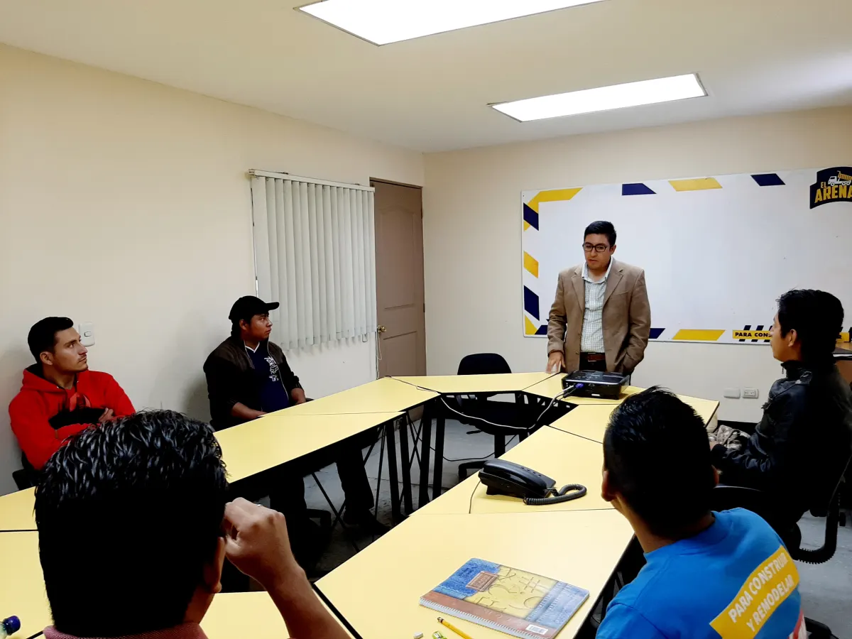 Instructor impartiendo una capacitación a un equipo en la sala de juntas de la empresa