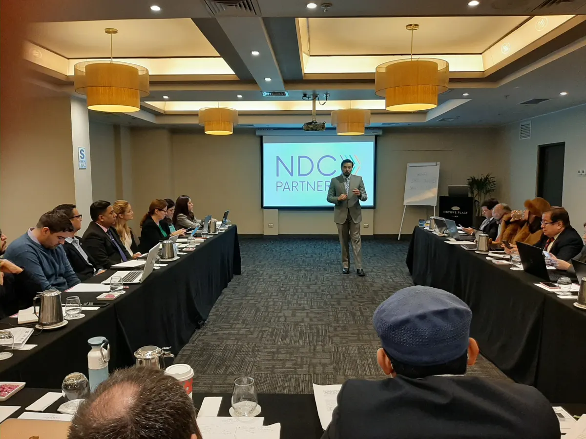 Expositor dirigiéndose a un grupo de profesionales durante una conferencia